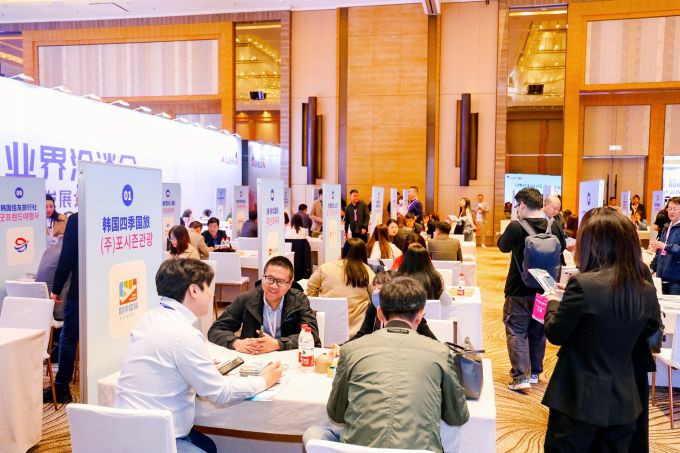 지난해 4월에 개최된 선양 K-관광 로드쇼에서 한중 업계 실무자들간 비즈니스 상담을 하고 있다. [사진=한국관광공사]