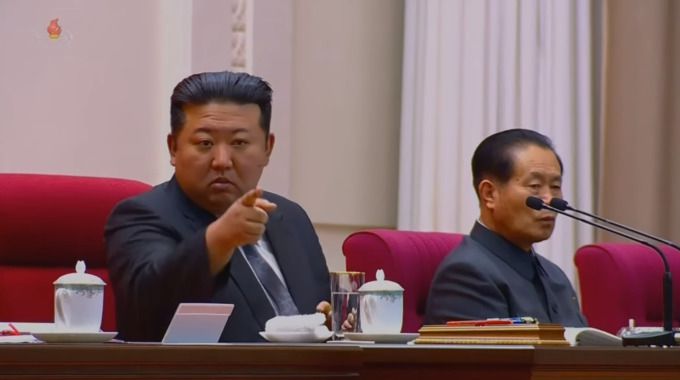 [서울=뉴스핌] 이영종 통일전문기자 = 북한 남포시 온천군과 자강도 우시군에서 발생한 간부 비리사건과 관련해 지난 1월 27일 소집된 노동당 제8기 30차 비서국 확대회의에서 김정은 국무위원장이 청중석의 한 간부를 지목하며 걱노한 모습을 보이고 있다. [사진=조선중앙TV 화면캡처] 2025.03.25 yjlee@newspim.com