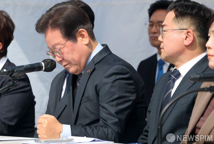 [서울=뉴스핌] 양윤모 기자 =  이재명 더불어민주당 대표가 24일 서울 종로구 광화문 천막당사에서 열린 최고위원회의에 참석해 최고위원들의 발언을 듣고 있다. [공동취재] 2025.03.24 yym58@newspim.com