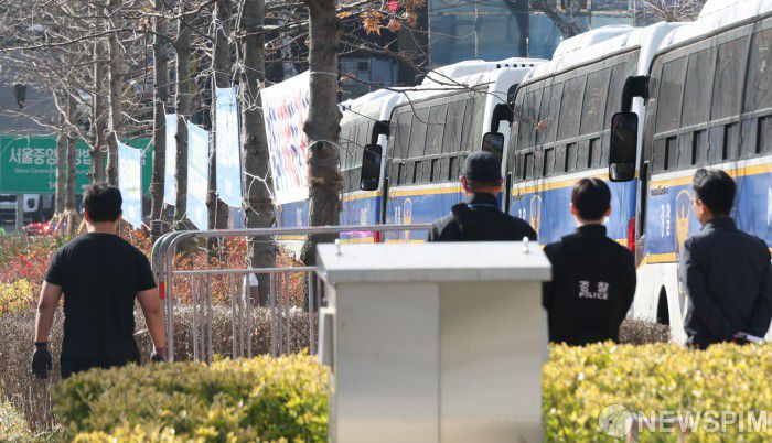 [서울=뉴스핌] 이호형 기자 = 이재명 더불어민주당 대표의 공직선거법 위반 사건의 항소심 선고를 앞둔 26일 오전 서울 서초구 서울법원종합청사 인근과 주변에 경찰의 경계가 강화되고 있다.  2025.03.26 leemario@newspim.com