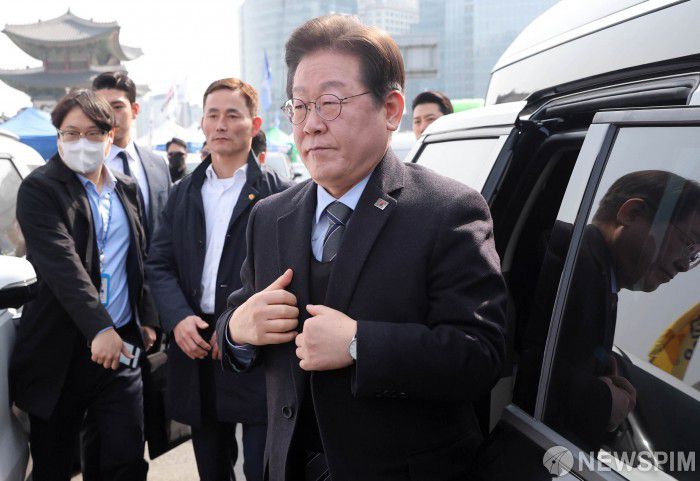 [서울=뉴스핌] 양윤모 기자 = 24일 오전 헌법재판소의 한덕수 국무총리에 대한 탄핵소추 기각과 윤석열 대통령 탄핵심판 선고가 지연되는 가운데, 광화문 앞에서 개최된 더불어민주당의 '천막당사 현판식' 행사에 참석위해 이재명 당대표가 도착하고 있다.  [공동취재] 2025.03.24 yym58@newspim.com