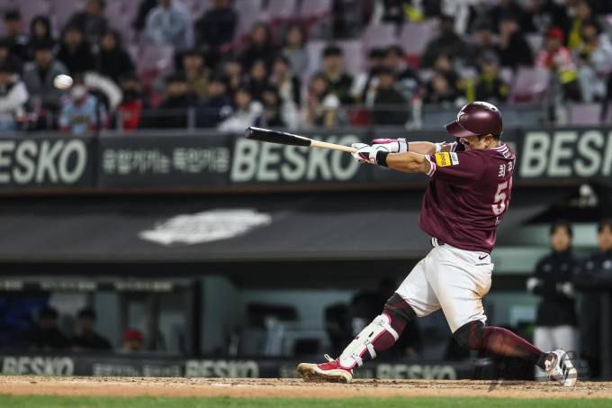 9회말 KIA 마무리 정해영을 상대로 역전 2루타를 치고 있는 최주환. [사진=키움]