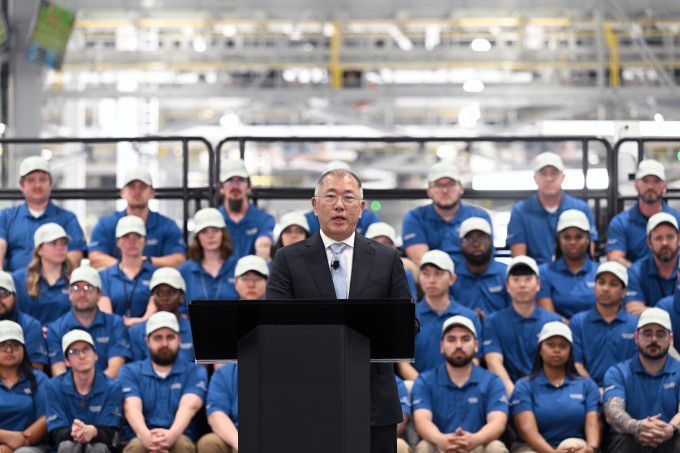 26일(현지시간) 현대차그룹은 미국 조지아주 엘라벨(Ellabell)에 위치한 '현대자동차그룹 메타플랜트 아메리카(Hyundai Motor Group Metaplant America, HMGMA)'의 준공식을 개최했다. 정의선 현대차그룹 회장이 환영사를 하고 있는 모습 [사진=현대차그룹]