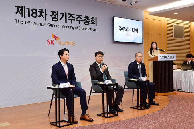 박상규 SK이노베이션 대표이사 사장(가운데), 추형욱 SK이노베이션 E&S 사장(왼쪽), 이석희 SK온 사장(오른쪽) 등 SK이노베이션 경영진들이 28일 오전 서울 종로구 SK서린빌딩 수펙스홀에서 열린 '주주와의 대화'에서 주주들과 경영 현안에 대해 소통하고 있다. [사진=SK이노베이션]