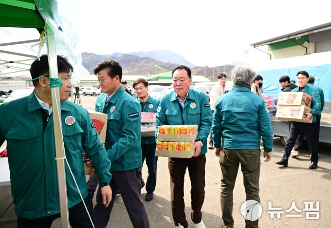 경남도의회 의원들이 9일째 산불 진화를 위해 사투를 벌이고 있는 산청·하동의 산불 현장 본부를 찾아 방재물품을 긴급 지원하고 있다. [사진=경남도의회] 2025.03.29