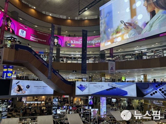 [방콕=뉴스핌] 홍우리 특파원 = 양곤의 대형 쇼핑몰 중 하나인 미얀마 플라자. 평소보다 한가한 분위기 속에서 일상을 보내고 있다. 2025.03.29 hongwoori84@newspim.com