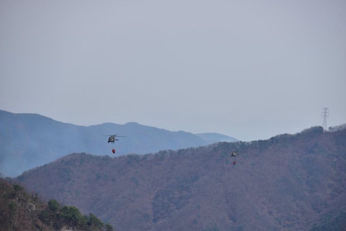주한미군사령부(USFK)는 31일 한국 경북·경남 지역의 최악 산불 진화 지원 작전을 마무리했다고 밝혔다.   주한미군사에 따르면 한국 국방부 요청에 따라 주한 미국 대사관과 한국군 합동참모본부, 한미연합군사령부와 협력해 미 2사단 2전투항공여단 소속 대형수송헬기 CH-47 치누크 1대와 다목적 중형 군용헬기 UH-60 블랙호크 헬기 4대를 배치했다고 설명했다.