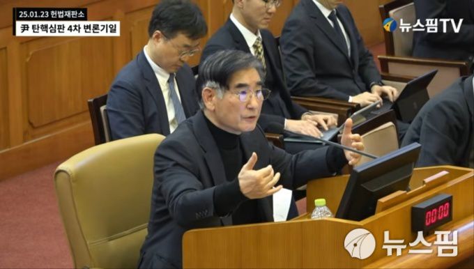 법원은 20일 김용현 전 국방부 장관의 구속 취소 청구를 기각했다. 사진은 김 전 장관이 지난 1월 23일 서울 종로구 헌법재판소에서 열린 윤석열 대통령 탄핵심판 4차변론에 증인으로 출석해 발언하는 모습. [사진=뉴스핌TV 캡쳐]