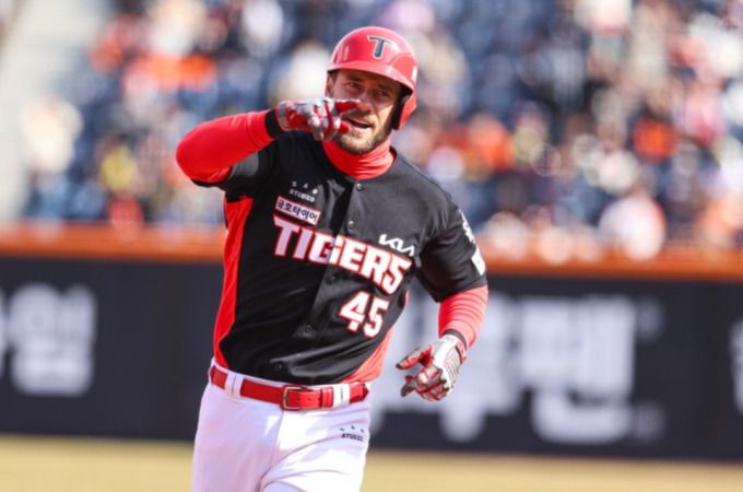 [서울=뉴스핌] 남정훈 인턴기자 = 3월 30일 KIA 타이거즈와 한화 이글스의 경기에서 류현진 상대로 솔로 홈런을 기록한 위즈덤이 베이스를 돌고 있다. [사진 = KIA 타이거즈] 2025.03.30 photo@newspim.com