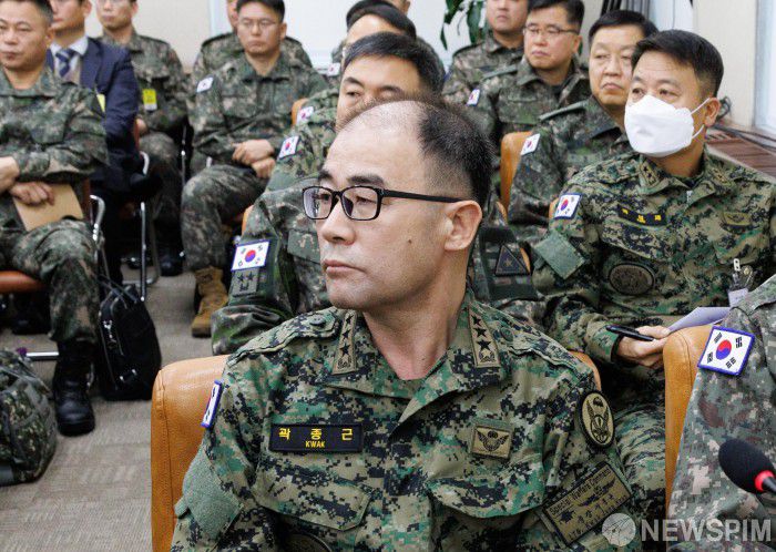 [서울=뉴스핌] 윤창빈 기자 = 곽종근 육군 특수전사령관이 14일 오전 서울 여의도 국회에서 열린 윤석열 정부의 비상계엄 선포를 통한 내란혐의 진상규명 국정조사 특별위원회(내란 국조특위) 제3차 전체회의에 자리하고 있다. 2025.01.14 pangbin@newspim.com