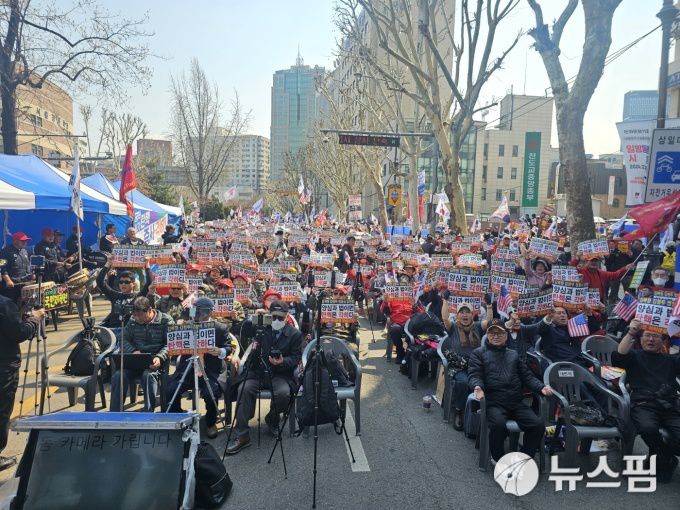 [서울=뉴스핌] 조준경 기자 = 3일 서울 종로구 안국역 5번 출구 인근에서 윤석열 대통령을 지지하는 시민들이 탄핵 반대 집회를 진행하고 있다. 2025.04.03 calebcao@newspim.com