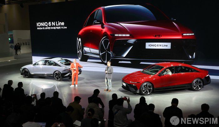 [고양=뉴스핌] 정일구 기자 = 3일 경기 고양시 킨텍스 제1전시장에서 열린 '2025 서울모빌리티쇼' 미디어데이에서 현대자동차의 전용전기차 '더 뉴 아이오닉 6(The new IONIQ 6)'가 공개되고 있다. 2025.04.03 mironj19@newspim.com