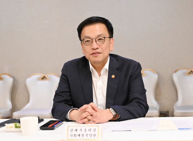 최상목 부총리 겸 기획재정부 장관은 3일 정부서울청사에서 6개 민·관 연구기관장들과 긴급 간담회를 진행했다. [사진=기획재정부] 2025.04.03 rang@newspim.com