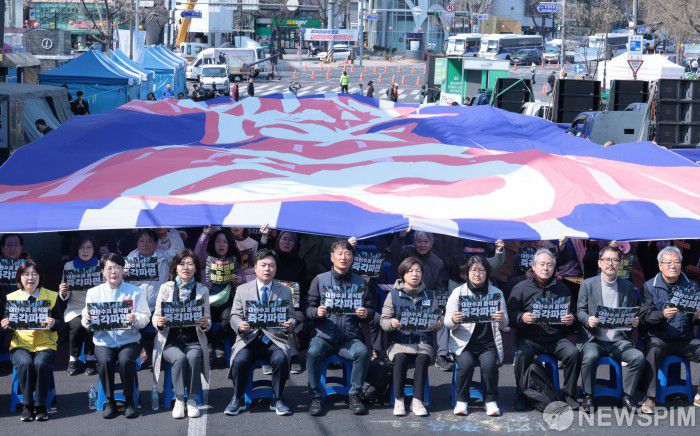 [서울=뉴스핌] 이길동 기자 = 윤석열 대통령 탄핵심판 선고일을 하루 앞둔 서울 종로구 안국역 인근에서 윤석열즉각퇴진·사회대개혁 비상행동과 야8당이 내란수괴 윤석열 8:0 파면 최후통첩 선포 기자회견에서 '8대0 파면'이 적힌 대형 현수막을 펼치고 있다. 2025.04.03 gdlee@newspim.com