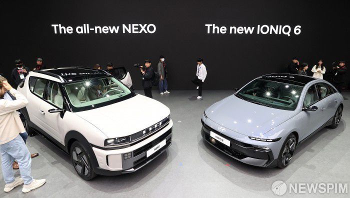 [고양=뉴스핌] 정일구 기자 = 3일 경기 고양시 킨텍스 제1전시장에서 열린 '2025 서울모빌리티쇼' 미디어데이에서 현대자동차의 신형 수소전기차(FCEV) '디 올 뉴 넥쏘(The all-new NEXO)'와 전용전기차 '더 뉴 아이오닉 6(The new IONIQ 6)'이 공개되고 있다. 2025.04.03 mironj19@newspim.com
