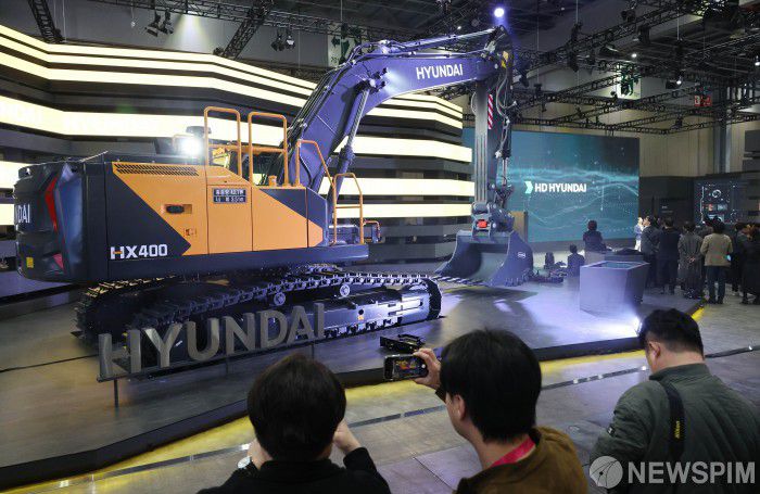 [고양=뉴스핌] 김학선 기자 = HD현대가 3일 경기 고양시 킨텍스 제1전시장에서 열린 2025서울모빌리티쇼 프레스데이에서 신형 40톤급 HYUNDAI 굴착기를 공개하고 있다. 2025.04.03 yooksa@newspim.com