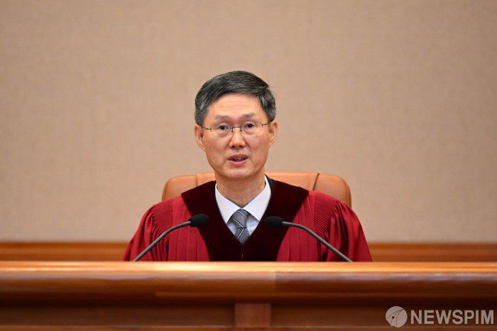 [서울=뉴스핌] 사진공동취재단 = 문형배 헌재소장 권한대행이 4일 서울 종로구 헌법재판소 대심판정에서 윤석열 대통령 탄핵심판 선고를 진행하고 있다. 2025.04.04 photo@newspim.com