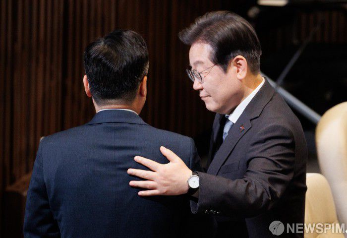 [서울=뉴스핌] 윤창빈 기자 = 이재명 더불어민주당 대표가 4일 오후 서울 여의도 국회에서 본회의를 마치고 박찬대 원내대표를 격려하고 있다. 2025.04.04 pangbin@newspim.com