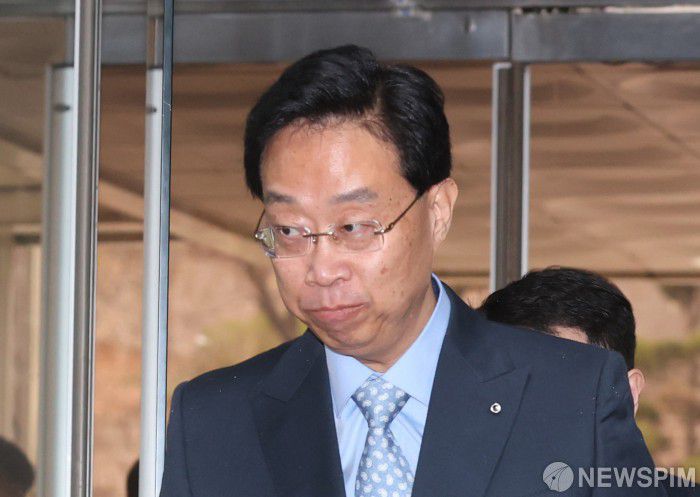 서울중앙지법 형사합의27부(재판장 우인성)는 오는 9일 오후 2시 10분 뇌물수수 등 혐의를 받는 전 전 부원장의 1심 선고기일을 연다. 사진은 전 전 민주연구원 부원장이 지난해 3월 28일 오후 서울 서초구 서울중앙지방법원에 열린 영장실질심사에 출석하는 모습. [사진=뉴스핌 DB]