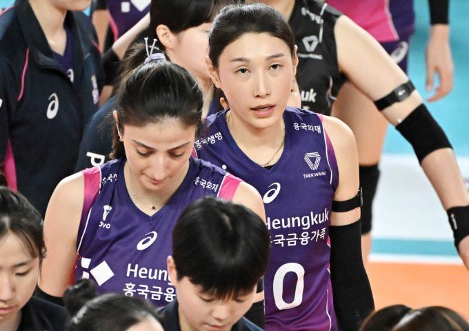 6일 V리그 여자부 챔피언결정 4차전에서 패한 흥국생명 선수들이 씁쓸한 표정을 지으며 코트를 벗어나고 있다. [사진 = KOVO]