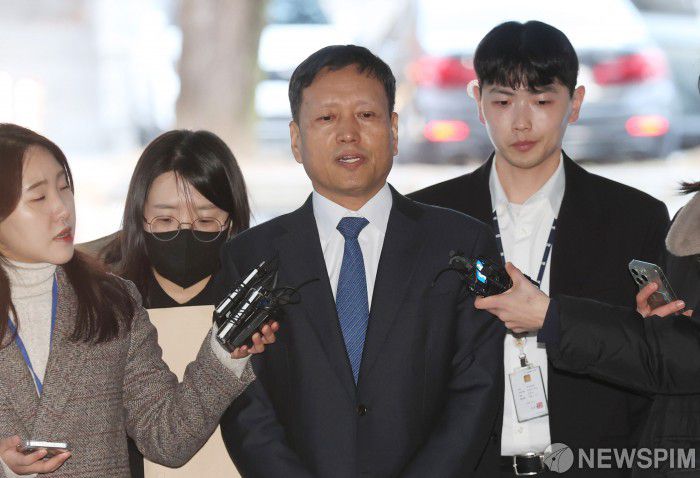 서울중앙지법 형사합의24부(재판장 이영선)는 오는 8일 오전 10시 특정경제범죄가중처벌등에관한법률 위반(배임) 등 혐의로 기소된 구영배 큐텐 대표, 류광진 티몬 대표, 류화현 위메프 대표, 이시준 큐텐테크 재무본부장 등 10명에 대한 1차 공판기일을 연다. 사진은 구 대표가 지난해 11월 18일 오전 서울 서초구 서울중앙지법에서 열리는 구속 전 피의자 심문(영장실질심사)에 출석하며 취재진의 질문에 답하는 모습. [사진=뉴스핌 DB]