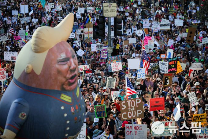 5일(현지시간) 로스앤젤레스에서 열린 트럼프 반대 시위 현장 [사진=로이터 뉴스핌] 2025.04.07 kwonjiun@newspim.com