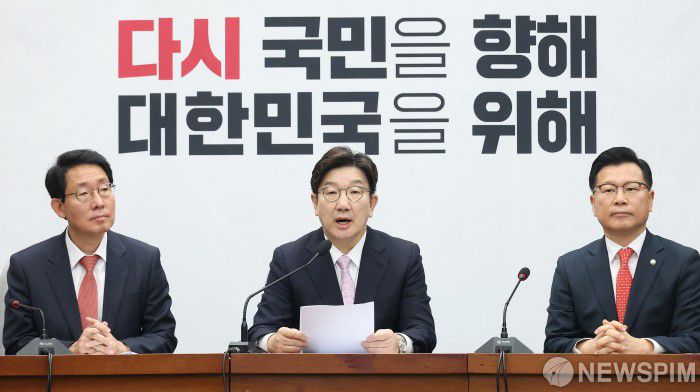 [서울=뉴스핌] 이호형 기자 = 권성동 국민의힘 원내대표가 8일 오전 서울 여의도 국회에서 열린 원내대책회의에서 모두발언을 하고 있다.   2025.04.08 leemario@newspim.com