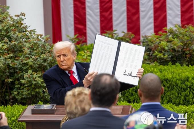상호관세 행정명령에 서명한 트럼프 대통령 [사진=신화사 뉴스핌 특약]