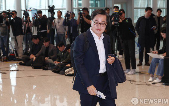 [인천=뉴스핌] 김학선 기자 = 김동연 경기도지사가 9일 오전 인천공항 2터미널에서 제21대 대통령선거 출마 선언을 한 뒤 자동차 부품 관세 대응을 위해 미국으로 출국하고 있다. 2025.04.09 yooksa@newspim.com