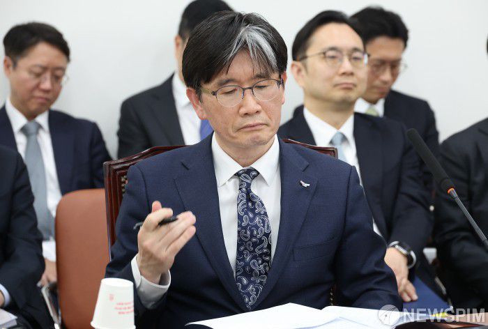 [서울=뉴스핌] 정일구 기자 = 오동운 고위공직자범죄수사처장이 9일 오전 서울 여의도 국회에서 열린 법제사법위원회 전체회의에서 자료를 살펴보고 있다. 2025.04.09 mironj19@newspim.com