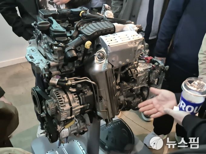 [서울=뉴스핌] 김승현 기자 = 푸조의 1.2 퓨어테크 3세대 엔진. 2025.04.09 kimsh@newspim.com