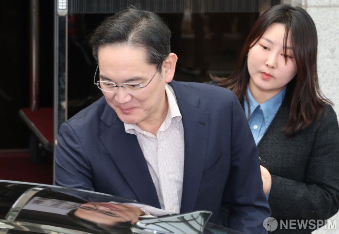 [서울=뉴스핌] 양윤모 기자 = 지난 2일 일본으로 출국하며 글로벌 경영 행보를 마친 이재용 삼성전자 회장이 9일 오후 김포공항을 통해 입국하고  있다. 2025.04.08 yym58@newspim.com