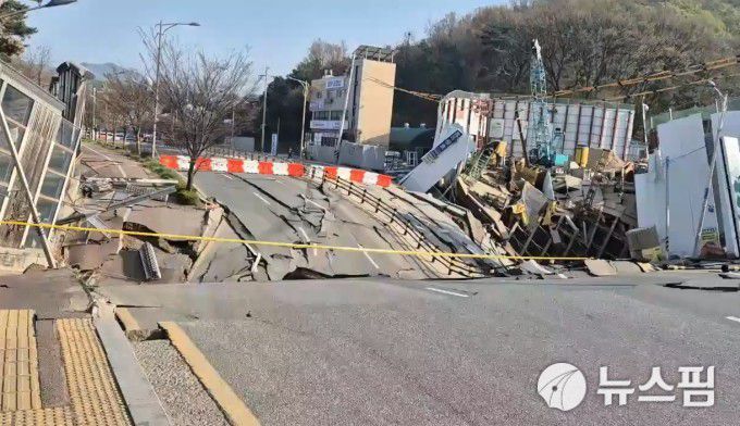 11일 오후 3시 13분경 경기 광명시 양지로에 위치한 신안산선 복선전철 공사현장 5-2공구에서 지하터널 구조물이 붕괴되며 상부 도로 약 50m 구간이 함몰되는 사고가 발생했다. [사진=경기도소방재난본부]