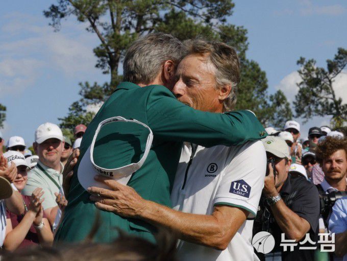 [오거스타 로이터 =뉴스핌] 박상욱 기자 = 랑거가 12일 마스터스 토너먼트 2라운드 18번홀을 마치고 오거스타 내셔널 골프크럽 프레드 리들리 회장과 포옹하고 있다. 2025.4.12 psoq1337@newspim.com