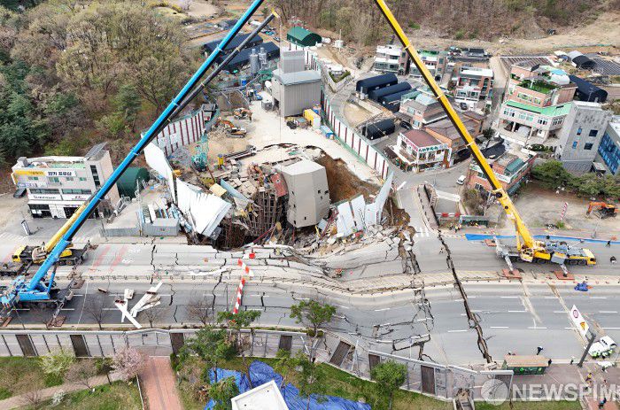 12일 오전 경기 광명시 신안산선 공사장 붕괴 현장에서 소방당국이 실종자 수색 작업을 이어가고 있다. 지난 11일 신안산선 복선전철 5-2 공사 2공구 현장에서 붕괴 사고가 발생해 작업자 2명이 고립되었으나 오늘 새벽 1명이 구조됐다. [사진=뉴스핌 DB]