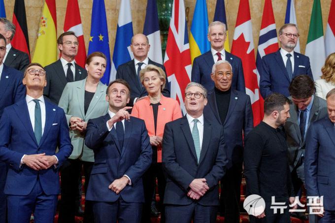 지난 3월 2일(현지시간) 영국 런던 랭커스타 하우스에서 열린 의지의 연합(coalition of the willing) 참여국 정상들이 기념 촬영을 하는 모습. [사진=로이터 뉴스핌]