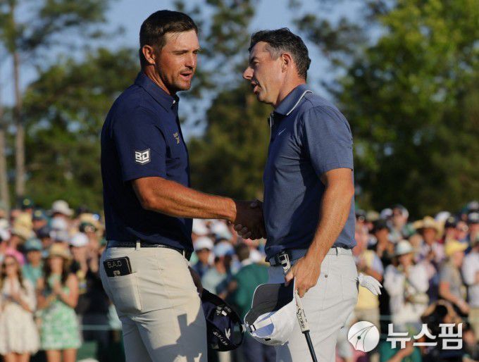 [오거스타 로이터 =뉴스핌] 박상욱 기자 = 매킬로이(오른쪽)가 14일 마스터스 토너먼트 최종일 18번홀을 마치고 디섐보와 악수하고 있다. 2025.4.14 psoq1337@newspim.com