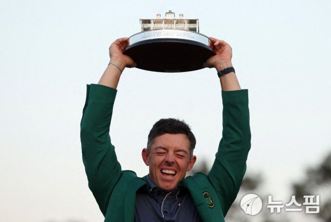 [오거스타 로이터 =뉴스핌] 박상욱 기자 = 매킬로이가 14일 마스터스 토너먼트 우승 트로피를 들고 환하게 웃고 있다. 2025.4.14 psoq1337@newspim.com