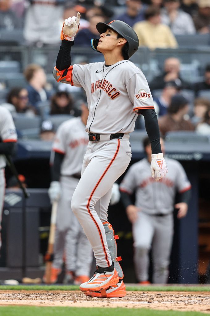 [뉴욕 로이터 = 뉴스핌] 남정훈 인턴기자 = 이정후가 14일 MLB 뉴욕 양키스와 원정 경기 4회초 솔로 홈런을 치고 홈으로 들어오면서 세리머니 하고 있다. 2025.04.14 photo@newspim.com