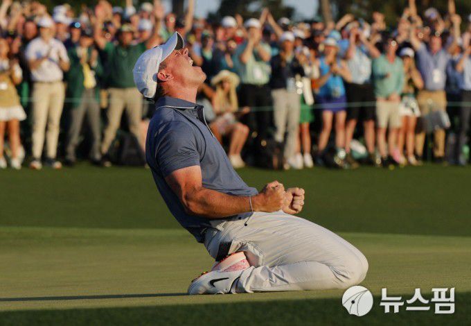 [오거스타 로이터 =뉴스핌] 박상욱 기자 = 매킬로이가 14일 마스터스 토너먼트 우승을 확정짓는 퍼트를 넣고 감격해 하고 있다. 2025.4.14 psoq1337@newspim.com