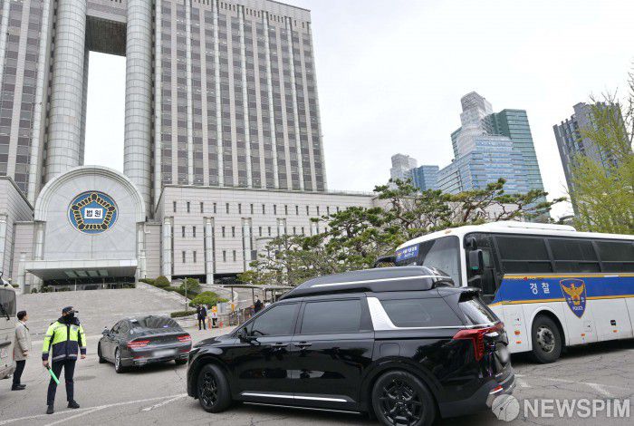 [서울=뉴스핌] 사진공동취재단 = 윤석열 전 대통령의 내란 혐의 첫 형사 재판이 열리는 14일 서울중앙지방법원으로 윤 전 대통령이 탑승한 차량이 들어가고 있다. 2025.04.14 photo@newspim.com