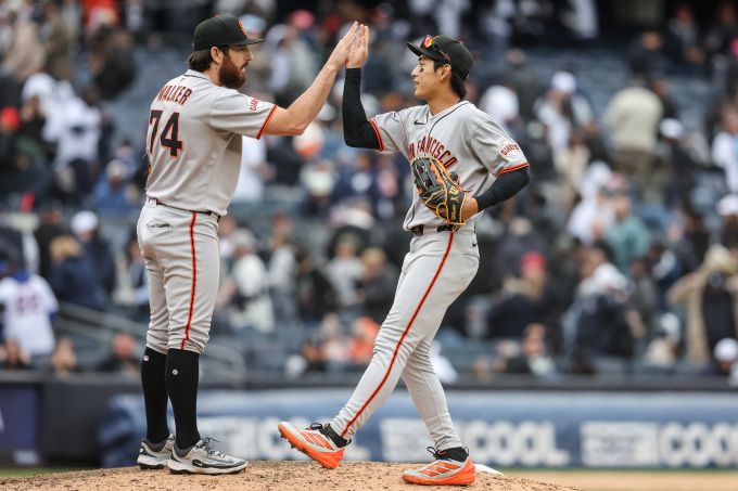 [뉴욕 로이터 = 뉴스핌] 남정훈 인턴기자 = 이정후가 14일 MLB 뉴욕 양키스와 원정 경기 9회 경기가 끝나고 라이언 워커와 하이파이브 하고 있다. 2025.04.14 photo@newspim.com