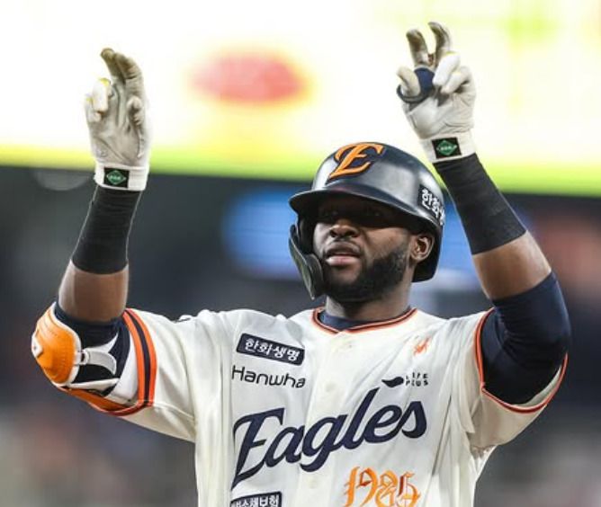 [서울=뉴스핌] 한화 이글스의 에스테반 플로리얼이 11일 키움과의 경기에서 2회 말 1타점 적시타를 기록한 후 팀을 향해 팀 세리머니를 하고 있다.  [사진 = 한화 이글스] 2025.04.11 photo@newspim.com