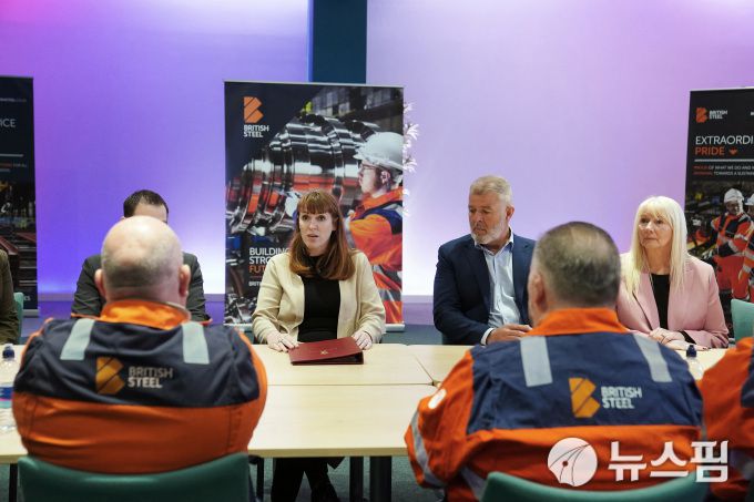 지난 14일(현지시간) 안젤라 레이너 영국 부총리가 중부 스컨소프에 있는 브리티시 스틸을 방문해 제철소 관계자들과 얘기를 나누고 있다. [사진=로이터 뉴스핌]