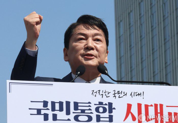 [서울=뉴스핌] 양윤모 기자 = 안철수 국민의힘 의원이 8일 오전 서울 광화문광장 이순신 장군 동상 앞에서 제21대 대통령 선거 출마를 공식 선언하고 있다. 2025.04.08 yym58@newspim.com