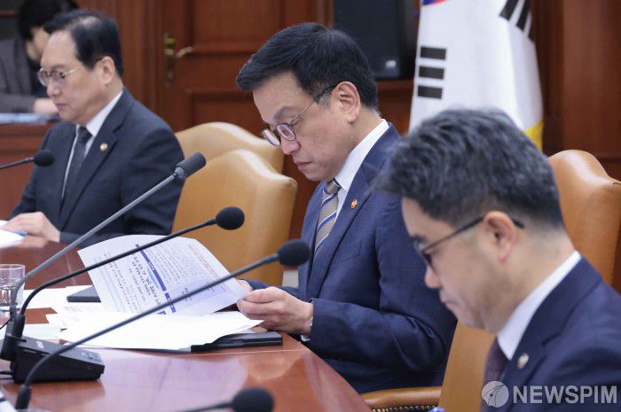 [서울=뉴스핌] 이길동 기자 = 최상목 부총리 겸 기획재정부 장관이 15일 서울 종로구 정부서울청사에서 열린 경제관계장관회의 겸 산업경쟁력강화 관계장관회의에서 회의 자료를 살펴보고 있다. 2025.04.15. gdlee@newspim.com