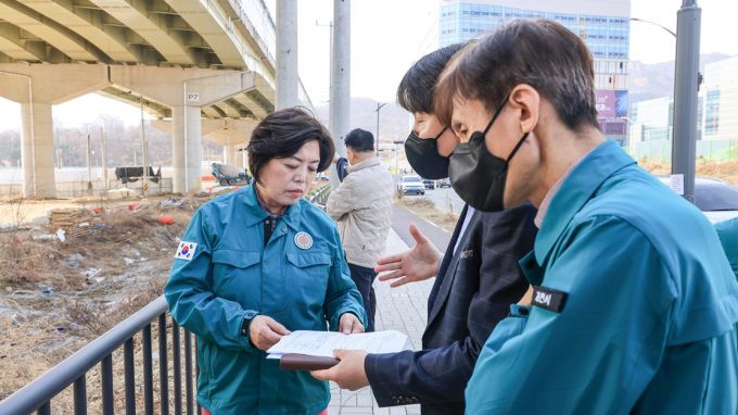 신계용 과천시장, 지식정보타운 주요사업장 현장점검. [사진=과천시]