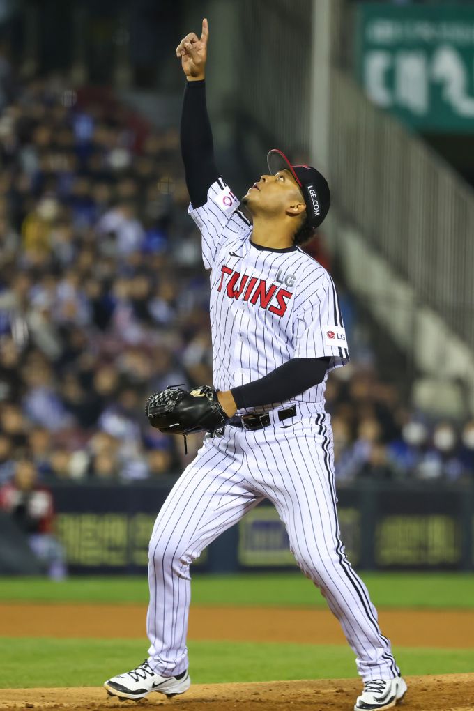 [서울=뉴스핌] 15일 서울 잠실야구장에서 2025 신한 SOL Bank KBO리그 LG 트윈스와 삼성 라이온즈의 경기에서 LG 선발 엘리에이저 에르난데스가 6회까지 무실점 피칭을 마치고 세리머니 하고 있다. [사진 = LG 트윈스] 2025.04.15 photo@newspim.com