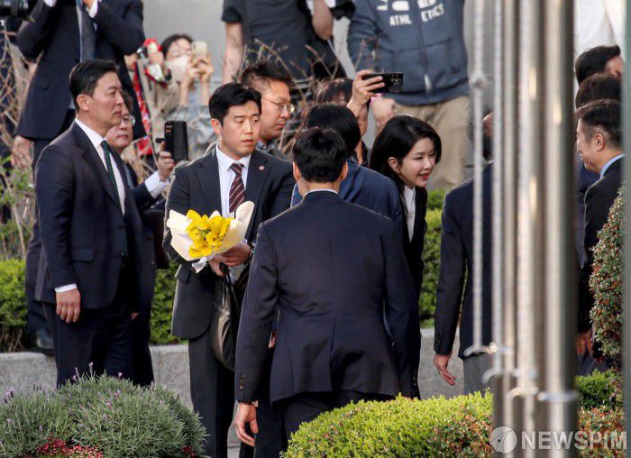 [서울=뉴스핌] 정일구 기자 = 김성훈 경호차장이 11일 오후 서울 서초구 아크로비스타 정문에서 김건희 여사를 경호하고 있다. 2025.04.11 mironj19@newspim.com