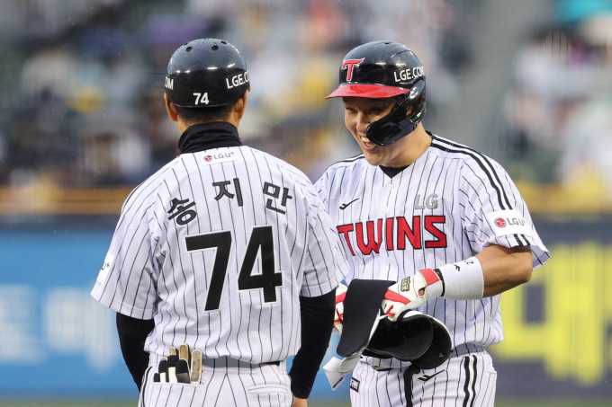 [서울=뉴스핌] LG 트윈스의 포수 박동원이 12일 두산 베어스와의 경기에서 안타를 기록한 후 송지만 코치와 대화하고 있다. [사진 = LG 트윈스] 2025.04.12 photo@newspim.com
